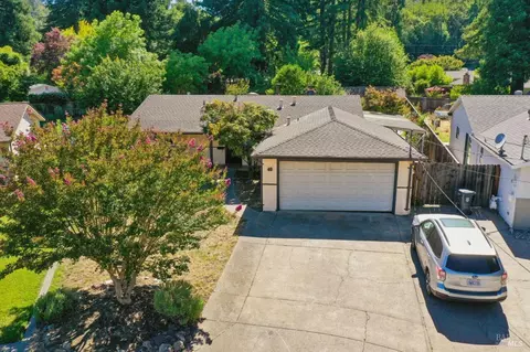 40 Queens Ct, Napa, CA 94558