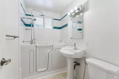 Bath - 40 Queens Ct, Napa, CA 94558 photo 4 of 4