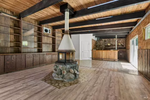 Living - 40 Queens Ct, Napa, CA 94558 photo 3 of 12