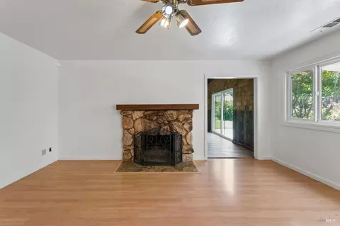 Living - 40 Queens Ct, Napa, CA 94558 photo 8 of 12