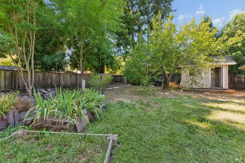 Exterior - 40 Queens Ct, Napa, CA 94558 photo 9 of 19