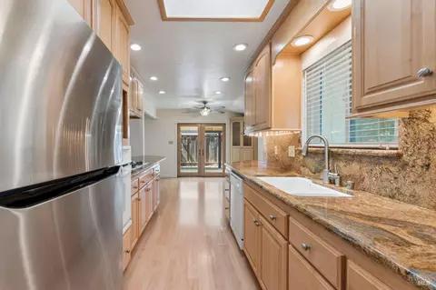 Kitchen - 40 Queens Ct, Napa, CA 94558 photo 3 of 4