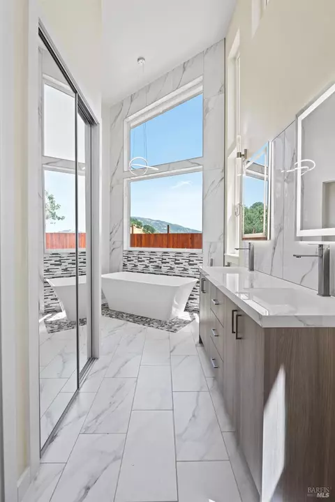 Bath - 868 Sanel Dr, Ukiah, CA 95482 photo 2 of 10