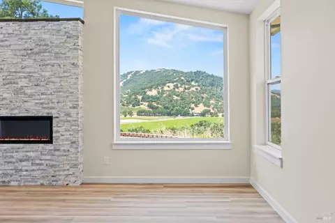 Living - 868 Sanel Dr, Ukiah, CA 95482 photo 6 of 9