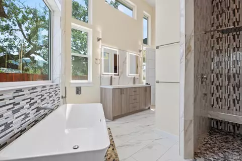 Bath - 868 Sanel Dr, Ukiah, CA 95482 photo 3 of 10