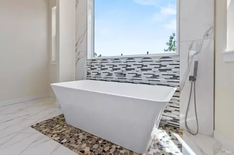 Bath - 868 Sanel Dr, Ukiah, CA 95482 photo 4 of 10