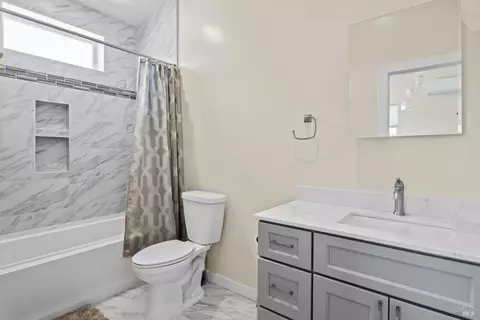 Bath - 868 Sanel Dr, Ukiah, CA 95482 photo 10 of 10