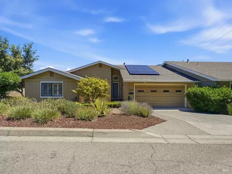 7083 Overlook Dr, Santa Rosa, CA 95409