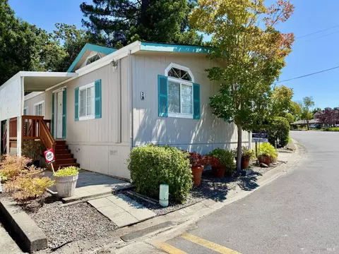 2 Bluejay Dr, Santa Rosa, CA 95409