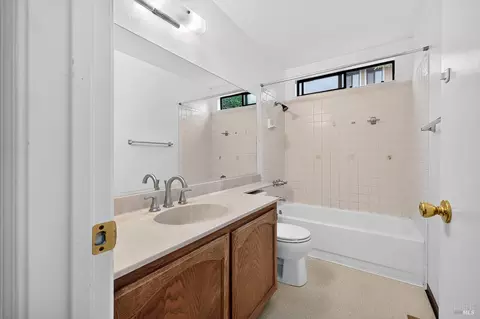 Bath - 527 Mallory Ave, Windsor, CA 95492 photo 2 of 6