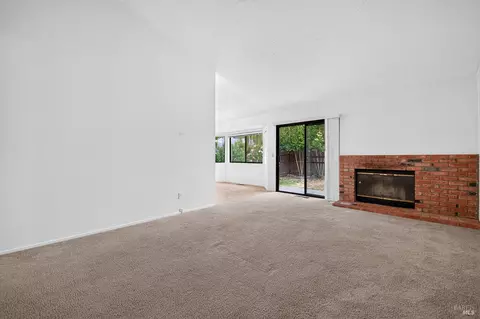 Living - 527 Mallory Ave, Windsor, CA 95492 photo 5 of 6