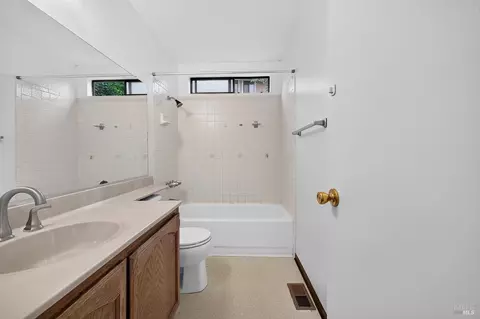 Bath - 527 Mallory Ave, Windsor, CA 95492 photo 1 of 6