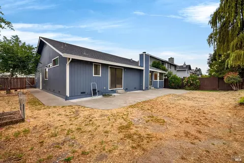 Exterior - 527 Mallory Ave, Windsor, CA 95492 photo 2 of 4
