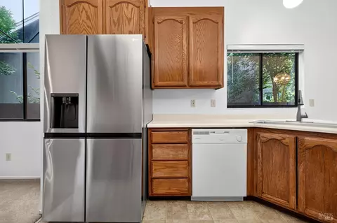 Kitchen - 527 Mallory Ave, Windsor, CA 95492 photo 4 of 4