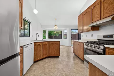 Kitchen - 527 Mallory Ave, Windsor, CA 95492 photo 3 of 4