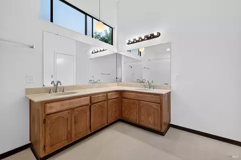 Bath - 527 Mallory Ave, Windsor, CA 95492 photo 5 of 6