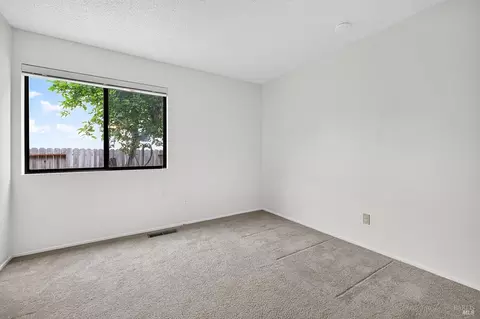 Bedroom - 527 Mallory Ave, Windsor, CA 95492 photo 2 of 5