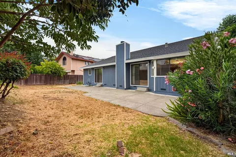 Exterior - 527 Mallory Ave, Windsor, CA 95492 photo 3 of 4