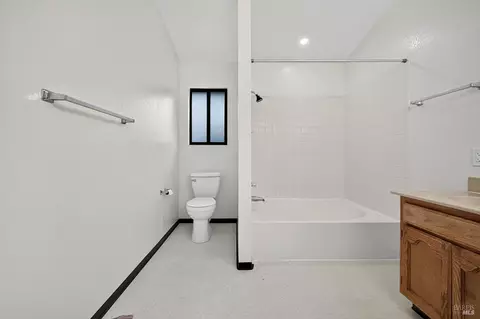 Bath - 527 Mallory Ave, Windsor, CA 95492 photo 4 of 6