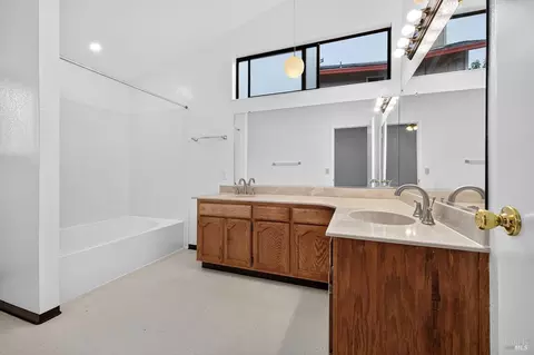 Bath - 527 Mallory Ave, Windsor, CA 95492 photo 3 of 6
