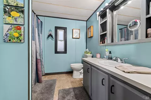 Bath - 26841 Willow Ter, Cloverdale, CA 95425 photo 2 of 3