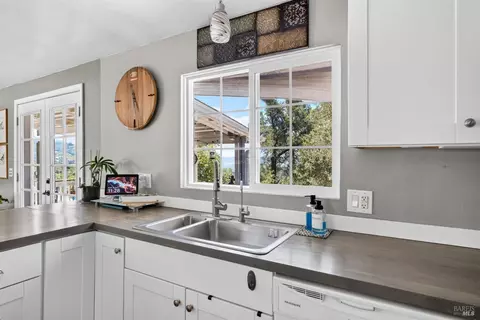 Kitchen - 26841 Willow Ter, Cloverdale, CA 95425 photo 3 of 5