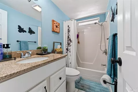 Bath - 26841 Willow Ter, Cloverdale, CA 95425 photo 1 of 3