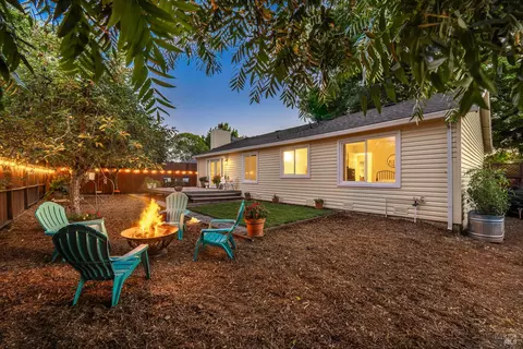 985 Emily Ave, Rohnert Park, CA 94928
