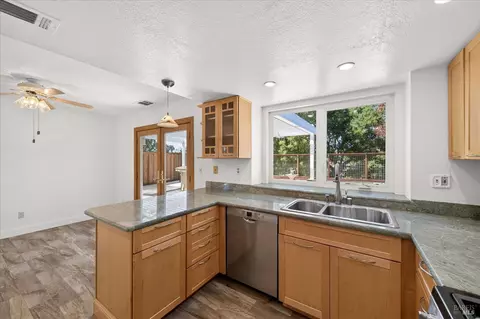 Kitchen - 136 Crownpointe Dr, Vallejo, CA 94591 photo 2 of 4