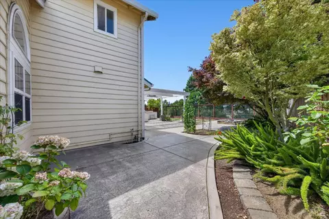 Exterior - 136 Crownpointe Dr, Vallejo, CA 94591 photo 10 of 11