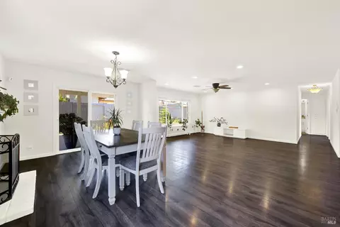 Dining - 2425 Oceanic Dr, Fairfield, CA 94533 photo 4 of 6