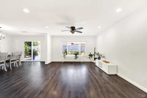 Living - 2425 Oceanic Dr, Fairfield, CA 94533 photo 3 of 3