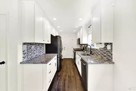 Kitchen - 2425 Oceanic Dr, Fairfield, CA 94533 photo 2 of 7