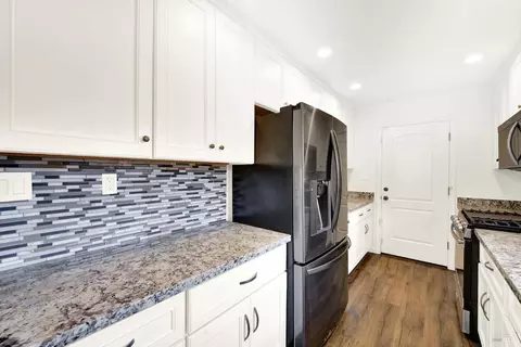 Kitchen - 2425 Oceanic Dr, Fairfield, CA 94533 photo 4 of 7