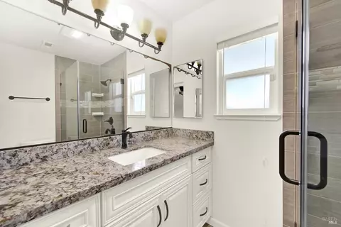 Bath - 2425 Oceanic Dr, Fairfield, CA 94533 photo 2 of 3