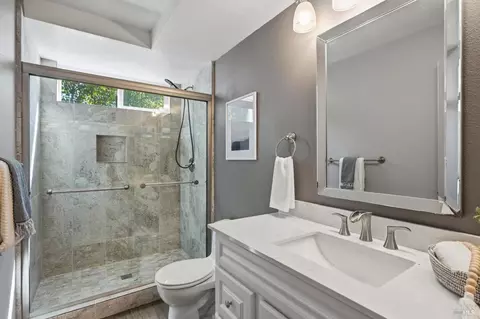 Bath - 372 Fireweed Ct, Windsor, CA 95492 photo 3 of 4