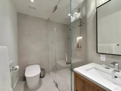 Bath - 936 Augusta Cir, Napa, CA 94558 photo 5 of 5