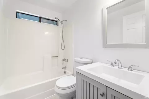 Bath - 4460 Daisy Dr, Willits, CA 95490 photo 1 of 3