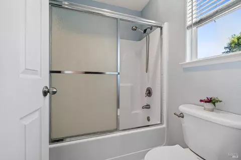 Bath - 132 Decanter Cir, Windsor, CA 95492 photo 4 of 4