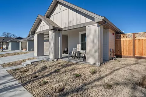 Exterior - 125 Maywood Ln, Windsor, CA 95492 photo 6 of 11