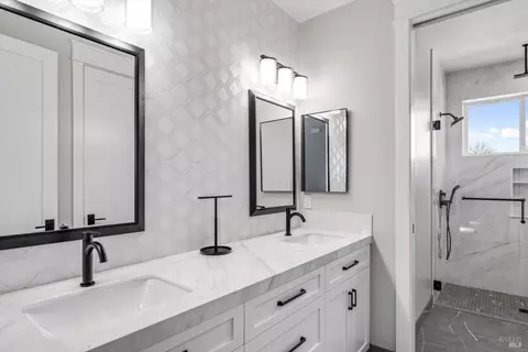 Bath - 125 Maywood Ln, Windsor, CA 95492 photo 2 of 6