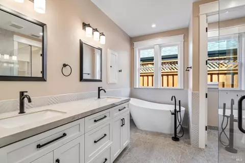 Bath - 125 Maywood Ln, Windsor, CA 95492 photo 1 of 6