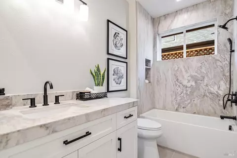 Bath - 125 Maywood Ln, Windsor, CA 95492 photo 3 of 6