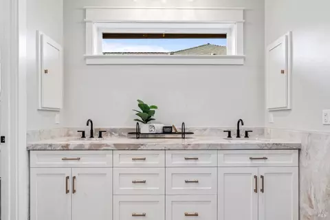 Bath - 125 Maywood Ln, Windsor, CA 95492 photo 5 of 6