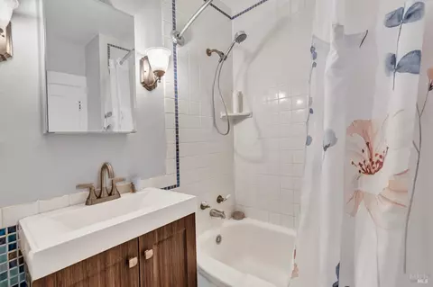 Bath - 807 El Dorado St, Vallejo, CA 94590 photo 2 of 2