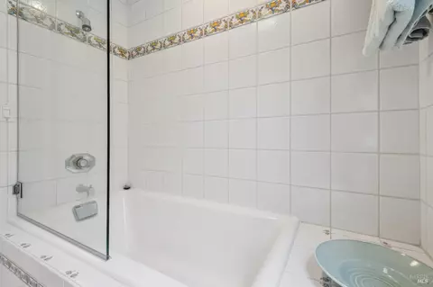 Bath - 162 Bayview Dr, Mill Valley, CA 94941 photo 3 of 4