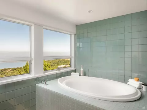 Bath - 116 Sugarloaf Dr, Tiburon, CA 94920 photo 2 of 3