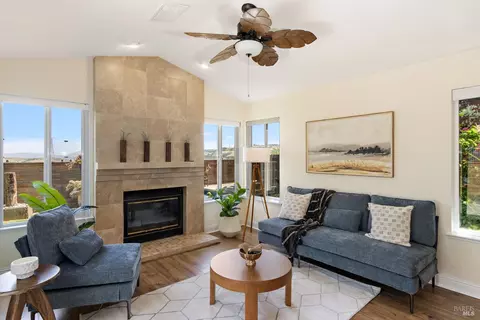 Living - 114 Clearview Dr, Vallejo, CA 94591 photo 4 of 5
