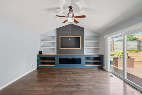 Living - 143 Royal Ct, Vallejo, CA 94591 photo 5 of 8