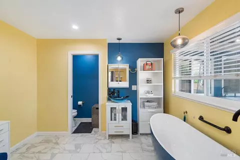 Bath - 143 Royal Ct, Vallejo, CA 94591 photo 4 of 8